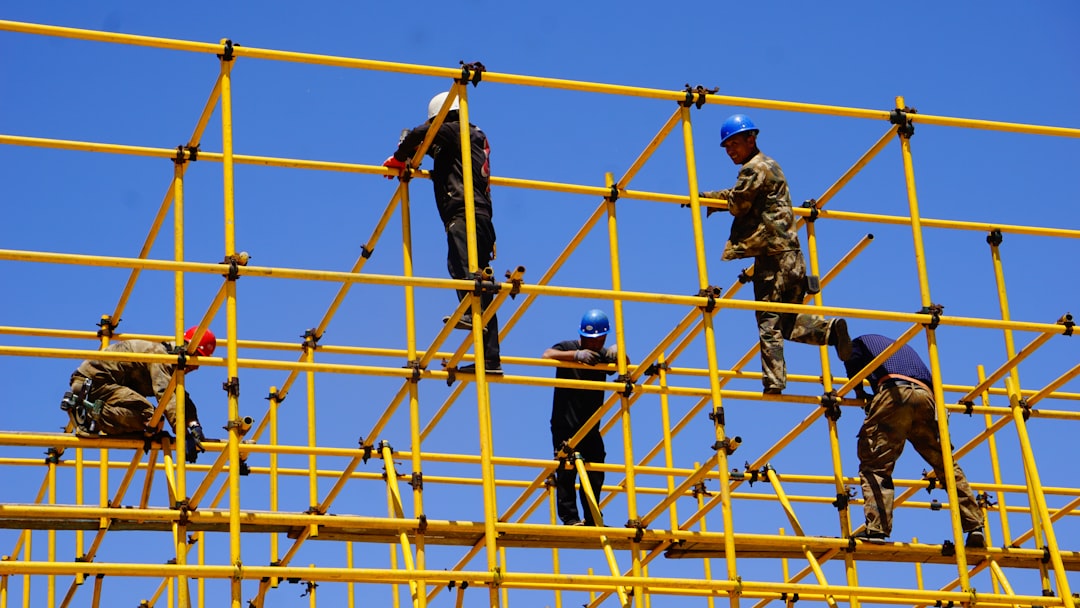 découvrez le scaffolding, une technique de construction essentielle pour édifier des structures en toute sécurité. apprenez les bases, les méthodes modernes et les meilleures pratiques pour réussir vos projets de chantier.