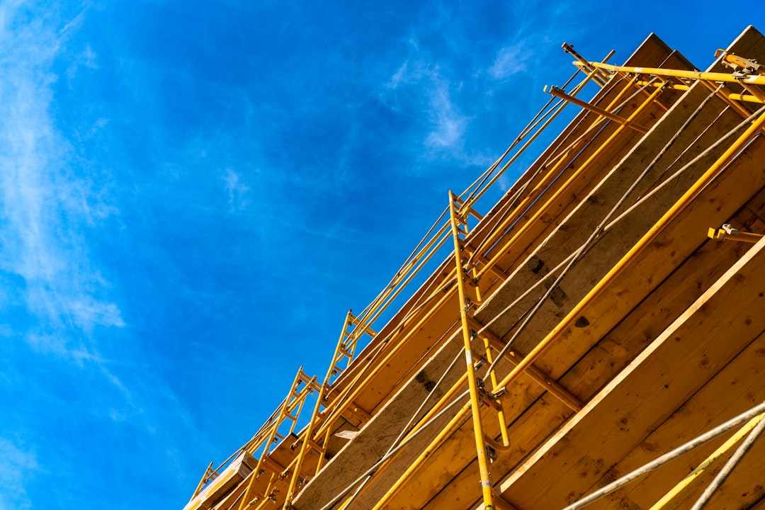 découvrez tout ce qu'il faut savoir sur le scaffolding : définition, utilisations, avantages et conseils pour choisir le bon échafaudage pour vos travaux de construction ou de rénovation.