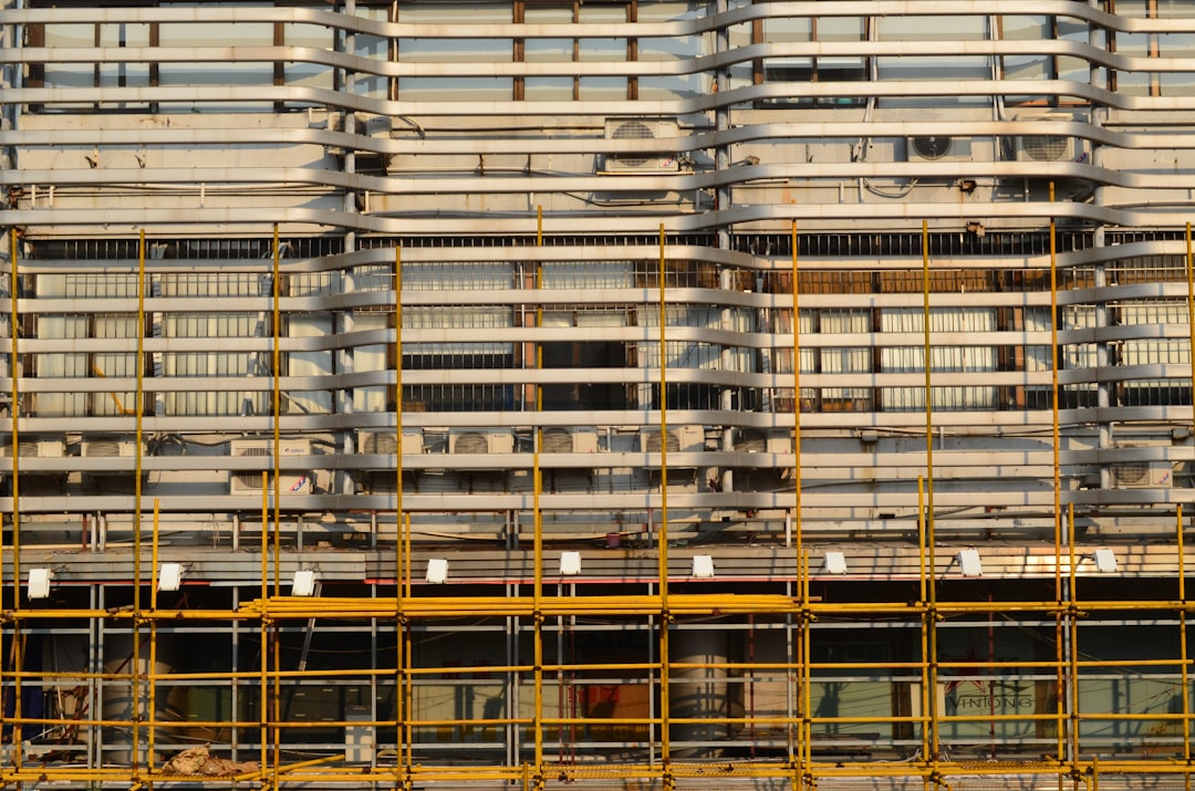 découvrez le scaffolding : une solution temporaire essentielle pour les chantiers de construction, garantissant sécurité, efficacité et accès facile aux zones de travail en hauteur.