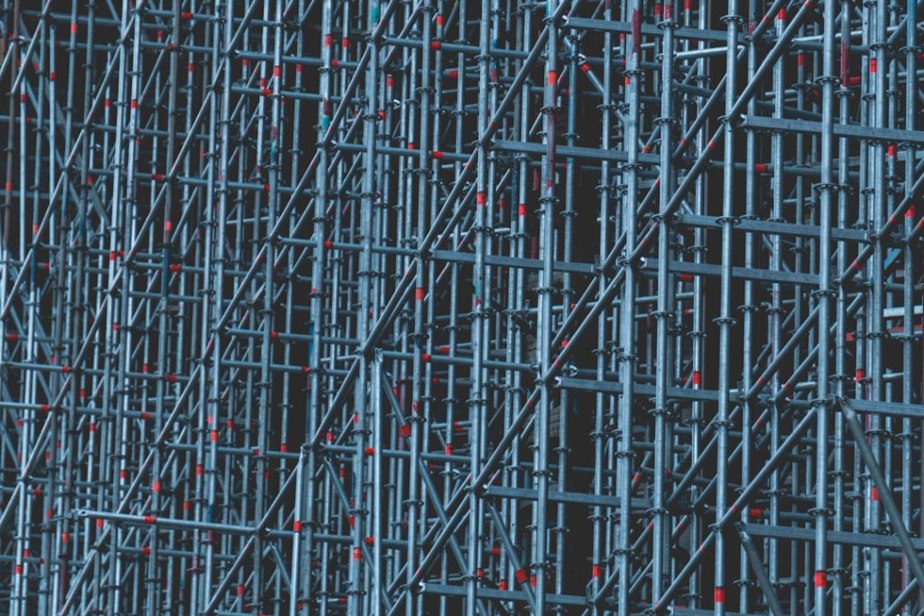 découvrez tout sur le scaffolding : les techniques, les types d’échafaudages, les normes de sécurité et les conseils pour choisir la meilleure solution pour vos travaux de construction ou de rénovation.