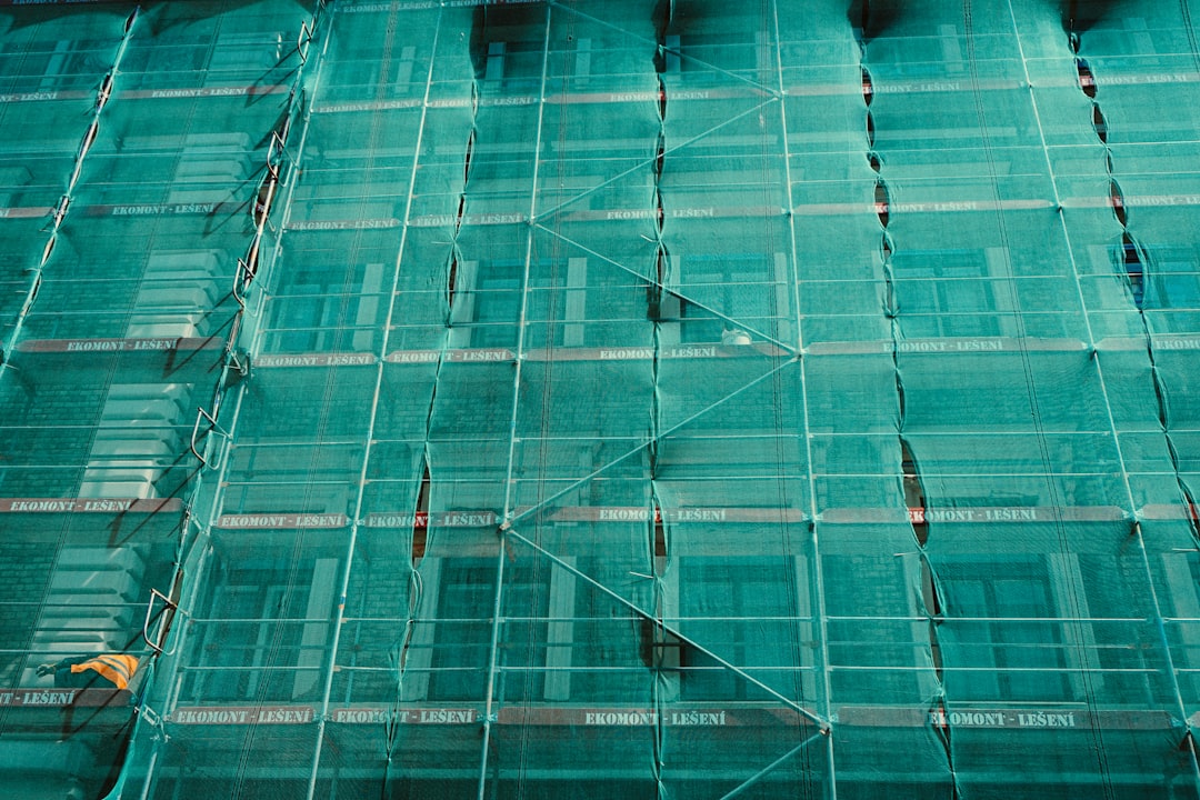 découvrez tout sur le scaffolding : définition, techniques, avantages et conseils pour utiliser les échafaudages en toute sécurité sur vos chantiers de construction ou de rénovation.