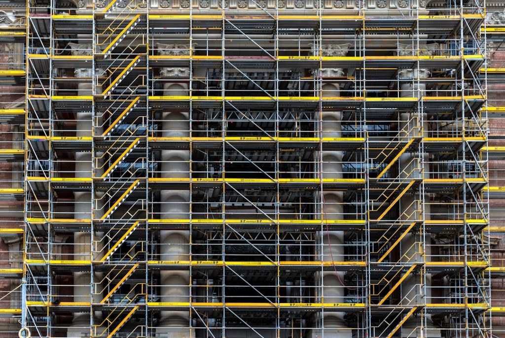découvrez tout ce qu'il faut savoir sur le scaffolding : techniques, matériaux, sécurité et meilleures pratiques pour la construction et la rénovation de bâtiments.