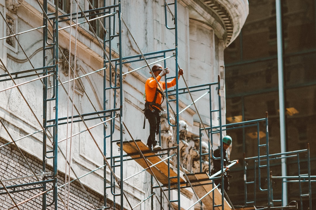 Échafaudage de façade sur chantier en France