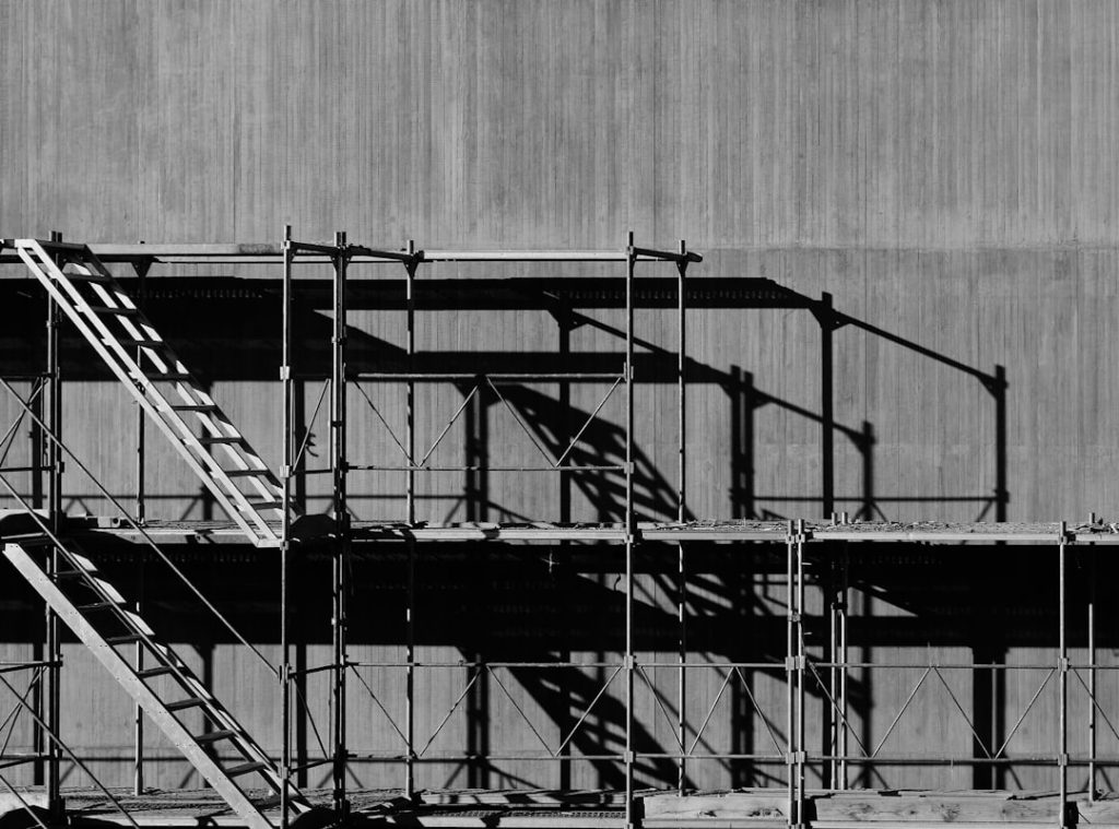 découvrez tout sur le scaffolding : techniques, équipements, normes de sécurité et conseils pratiques pour réussir vos chantiers de construction et travaux en hauteur.