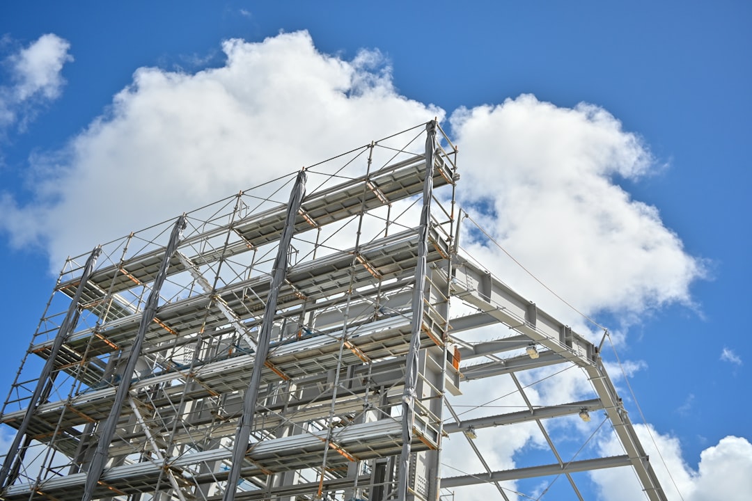 gestion de la charge en échafaudage : assurez la sécurité et l'efficacité de vos installations temporaires grâce à des pratiques optimales de gestion des charges.