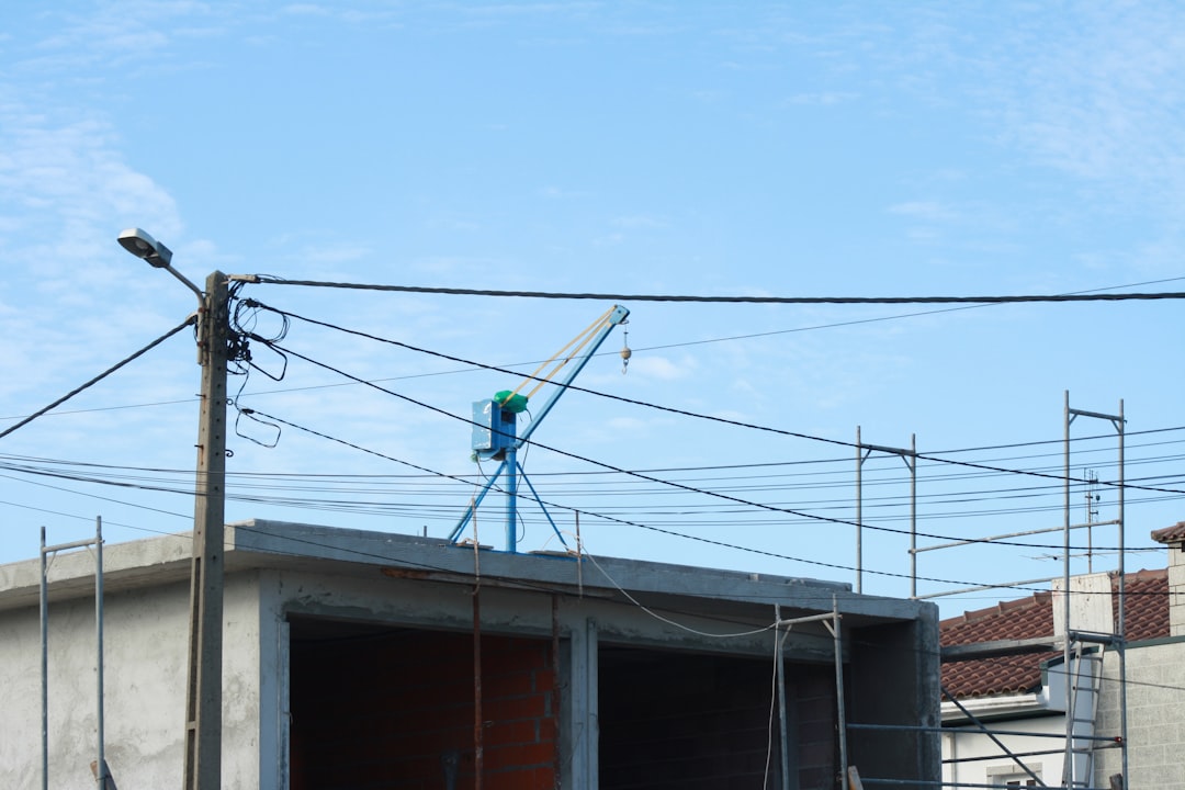 assurez la sécurité contre le vent lors de l'utilisation d'échafaudages grâce à nos conseils et solutions éprouvées en protection et stabilisation.