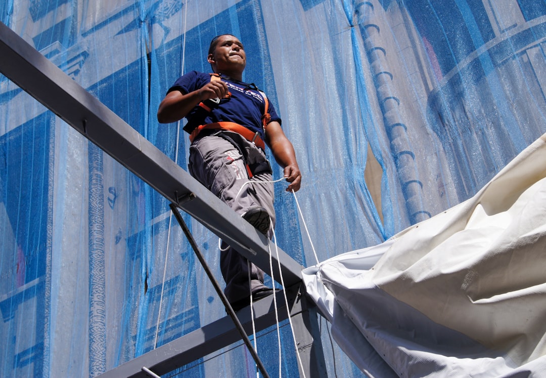 conseils et bonnes pratiques pour assurer la sécurité lors de l'utilisation d'échafaudages par vent fort.