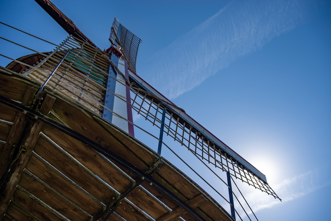 assurez la sécurité contre le vent lors de l'utilisation d'échafaudages grâce à nos conseils et solutions adaptées pour prévenir les accidents et garantir la stabilité.