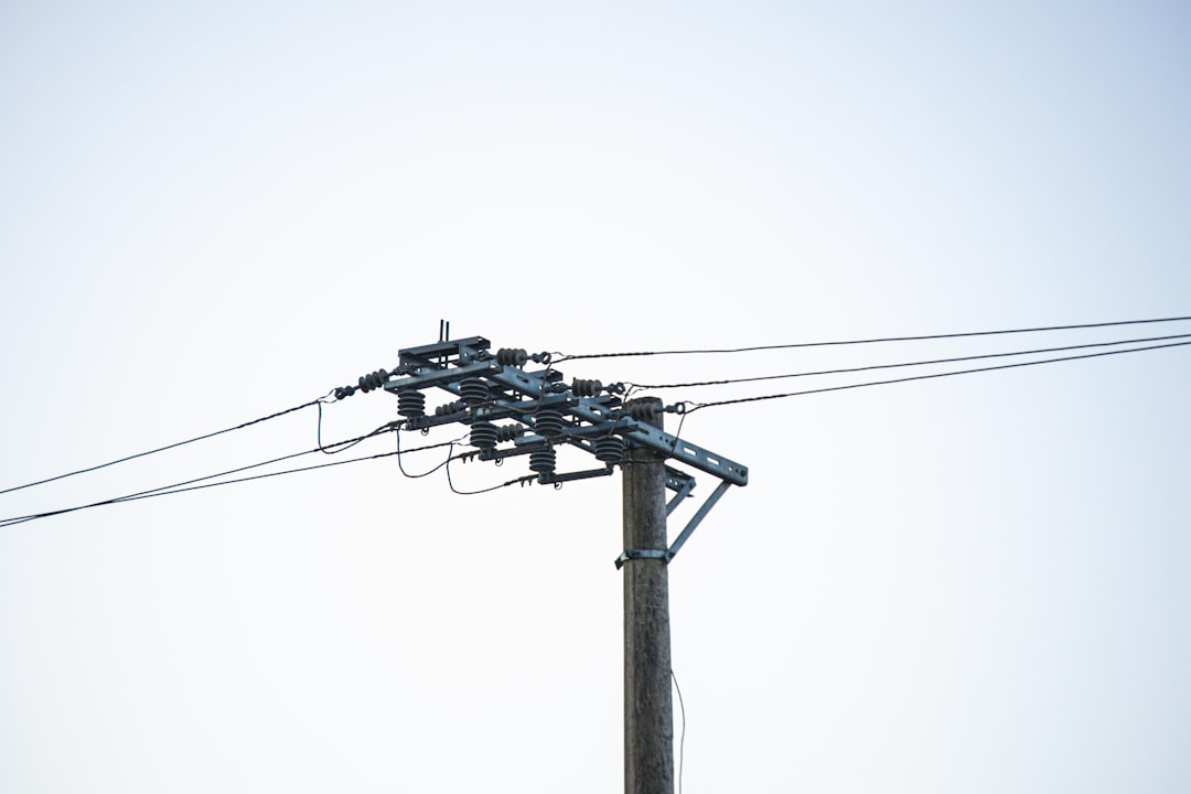 découvrez les distances de sécurité essentielles à respecter autour des lignes électriques pour prévenir les accidents et garantir la sécurité des personnes et des biens.